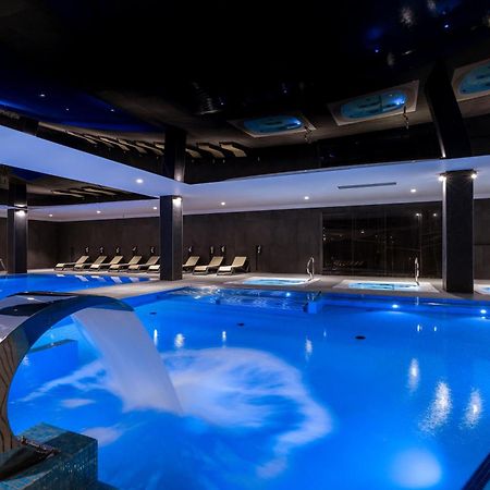 Green Mountain 5* Hotel 카르파츠 외부 사진 The swimming pool at the hotel