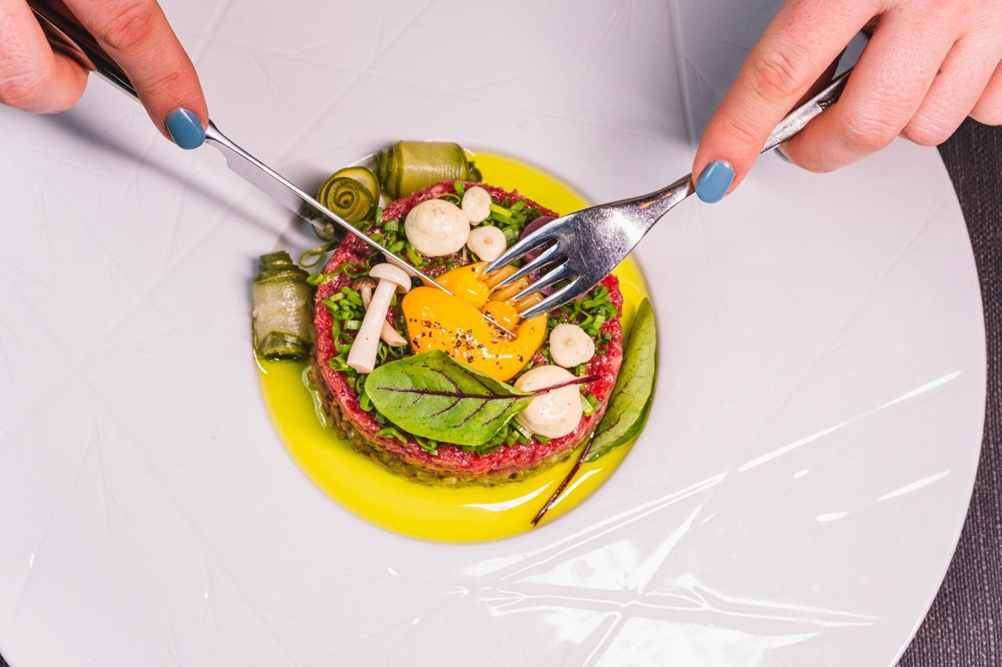 Green Mountain 5* Hotel 카르파츠 외부 사진 A steak tartare