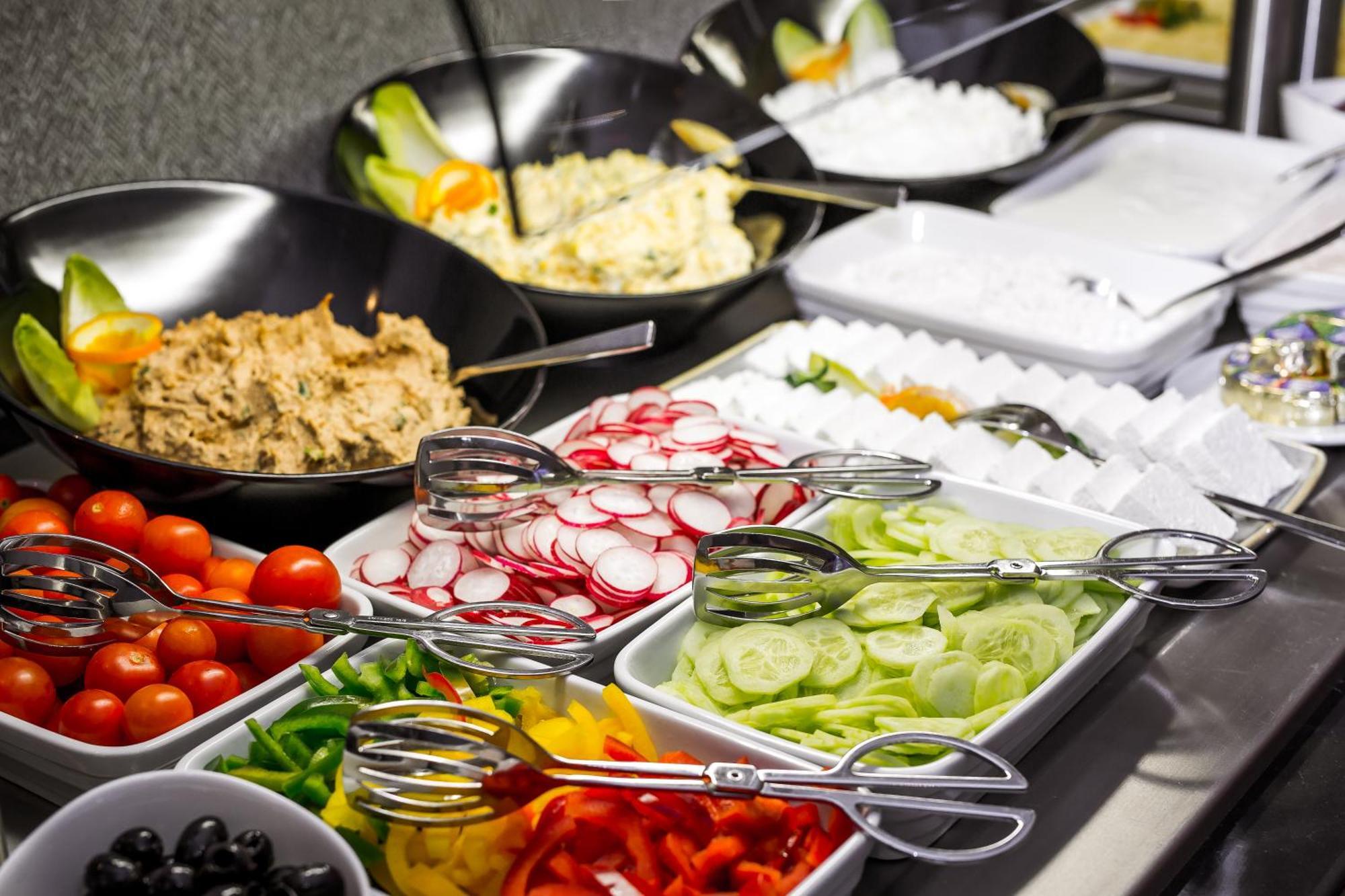 Green Mountain 5* Hotel 카르파츠 외부 사진 A salad bar