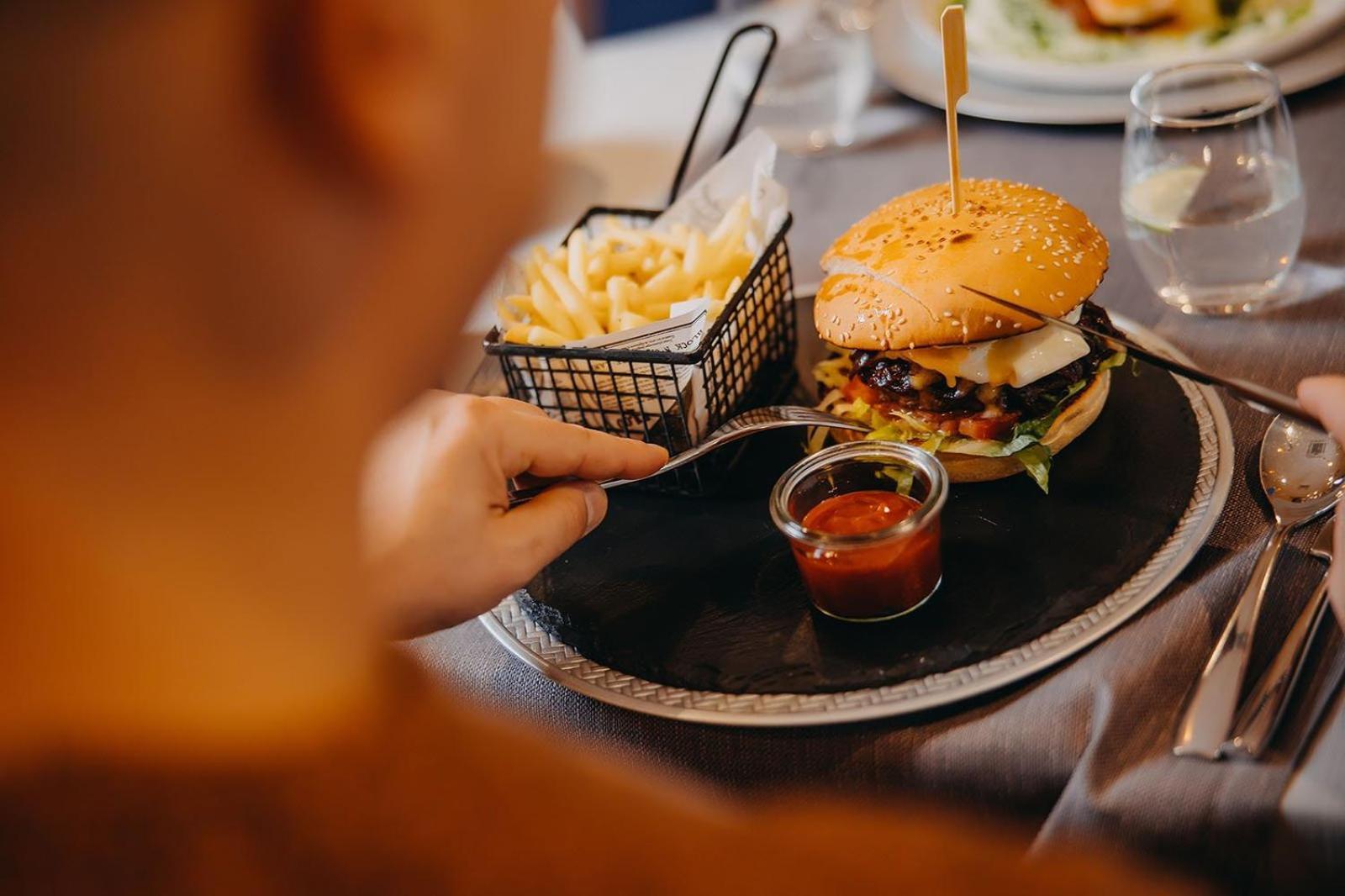 Green Mountain 5* Hotel 카르파츠 외부 사진 A hamburger with chips