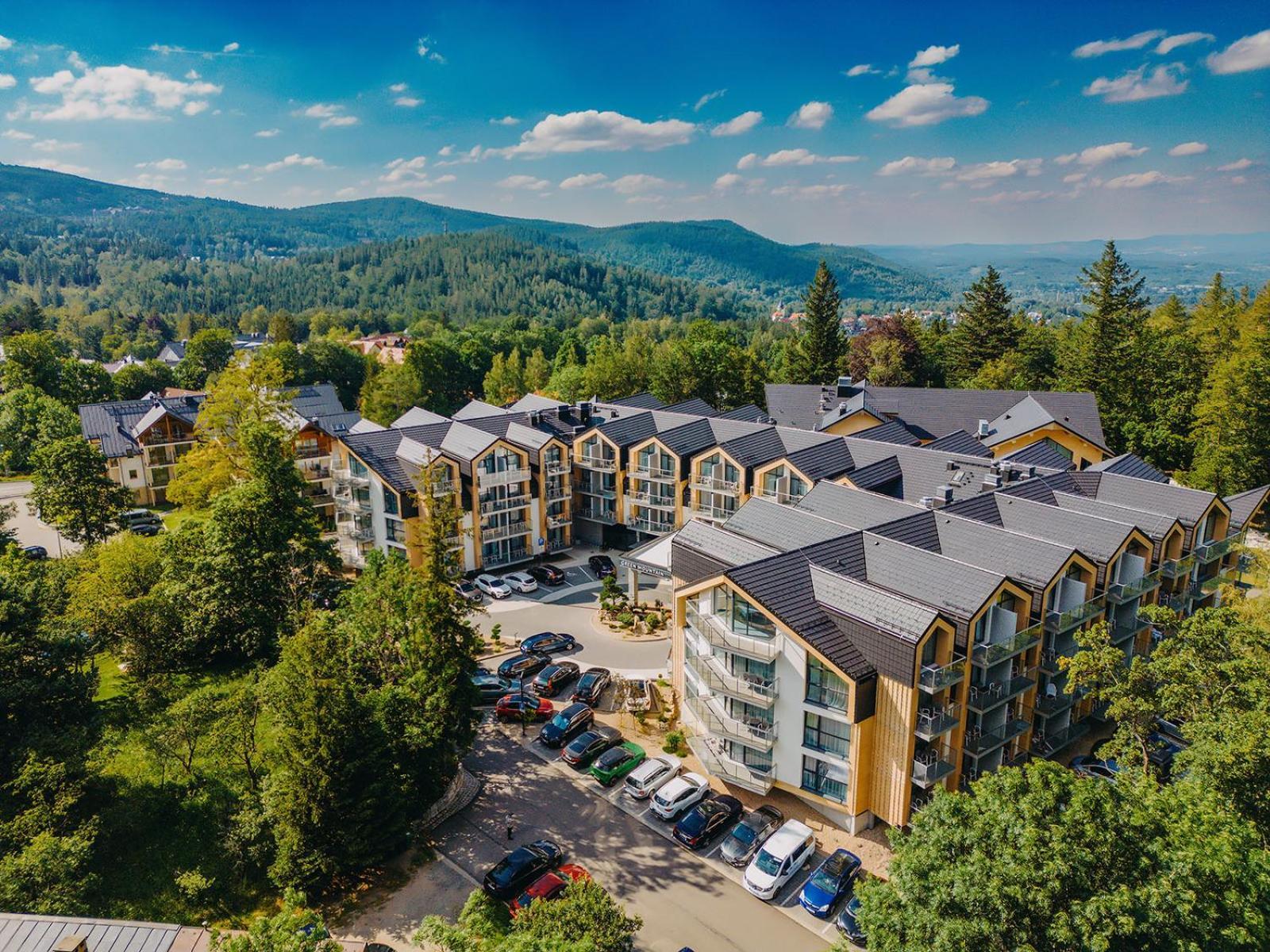 Green Mountain 5* Hotel 카르파츠 외부 사진 Aerial view of the hotel