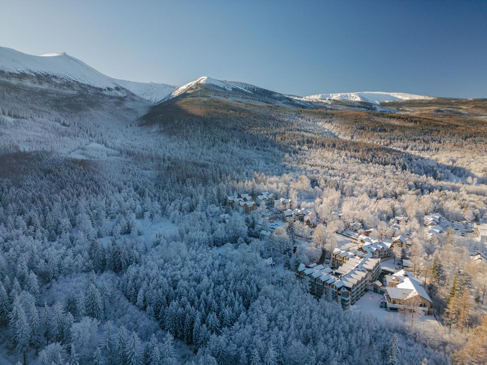 Green Mountain 5* Hotel 카르파츠 외부 사진 Aerial view of the village