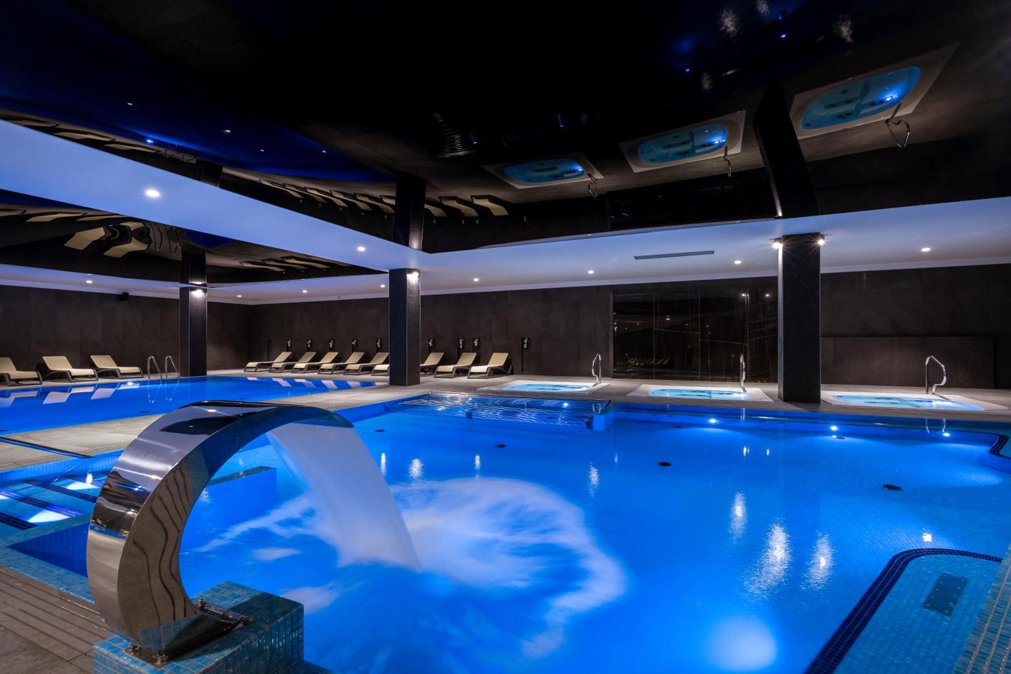 Green Mountain 5* Hotel 카르파츠 외부 사진 The swimming pool at the hotel