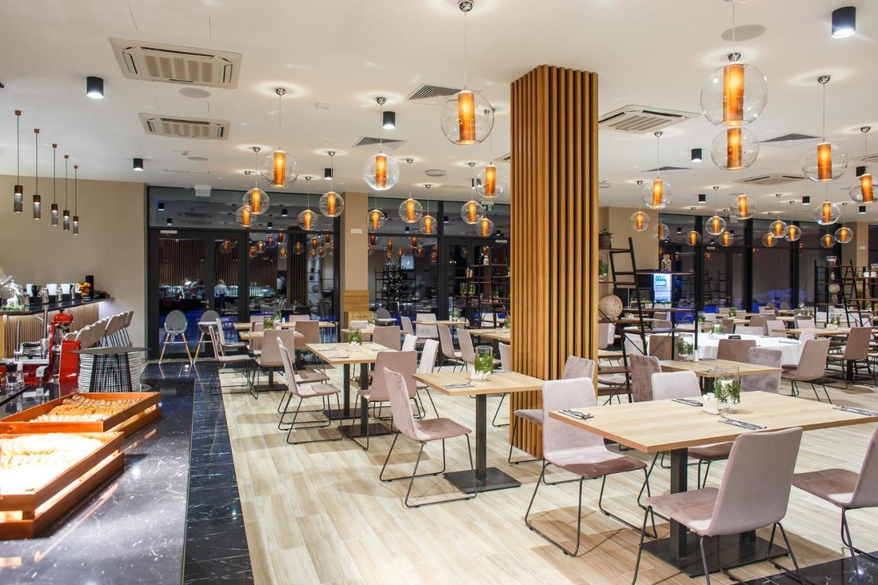 Green Mountain 5* Hotel 카르파츠 외부 사진 The interior of the restaurant