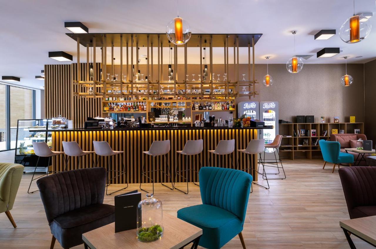 Green Mountain 5* Hotel 카르파츠 외부 사진 The lounge at the airport