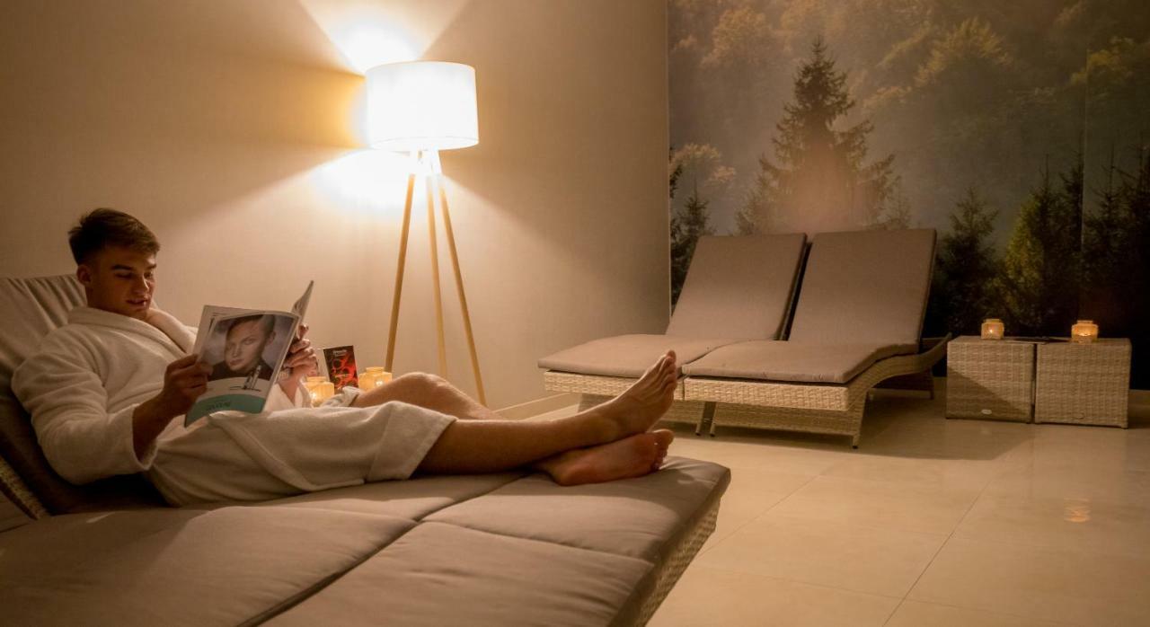 Green Mountain 5* Hotel 카르파츠 외부 사진 A woman relaxing in a spa